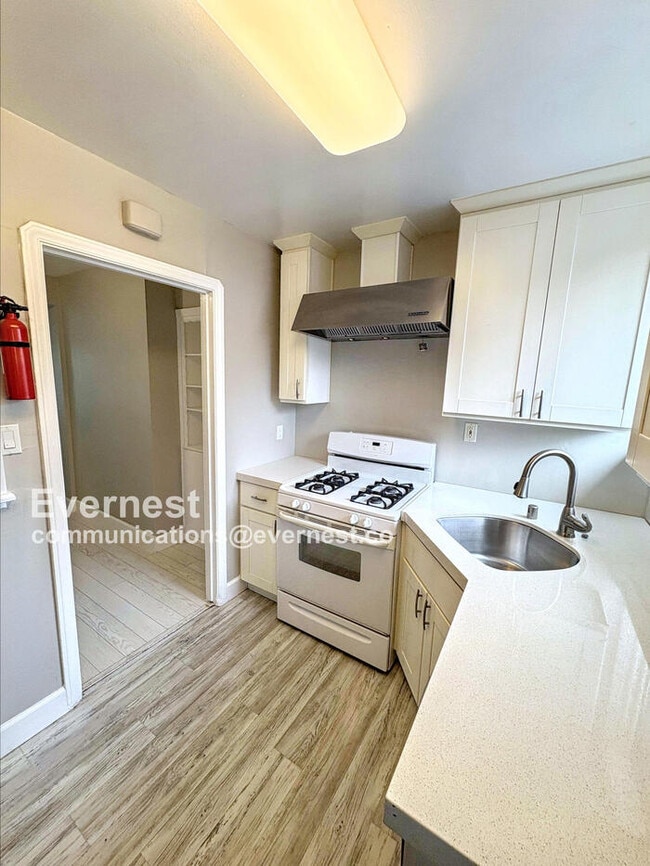 Building Photo - 924 Allerton St