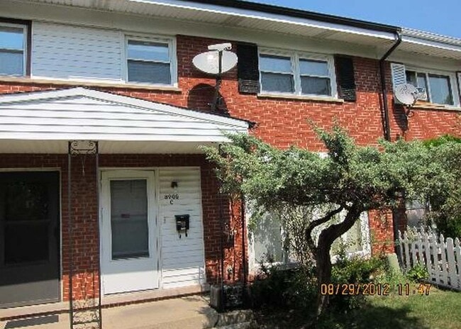 Building Photo - 8900 Robin Dr