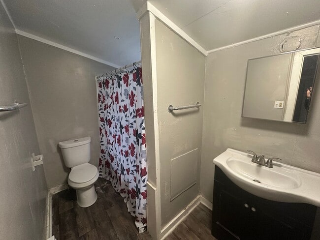 Building Photo - COMING SOON! 2 Bed House! Making it ready for you!