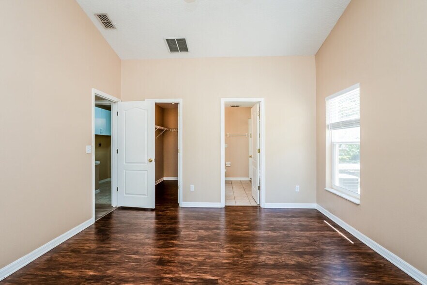 Building Photo - 10449 Lake Hasson Cir