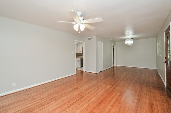 Building Photo - 9817 Cedardale Dr
