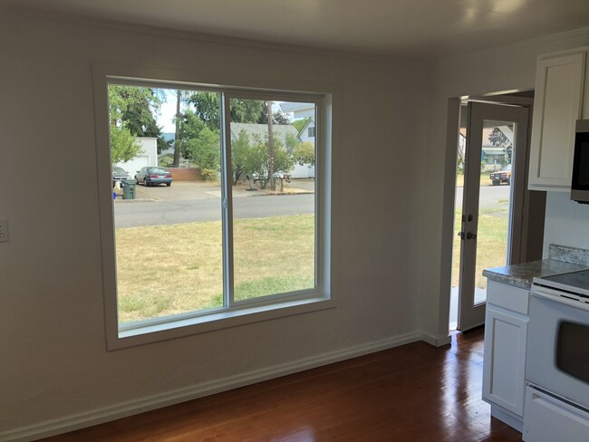 Building Photo - 3 bedroom 1 bathroom house in Springfield!