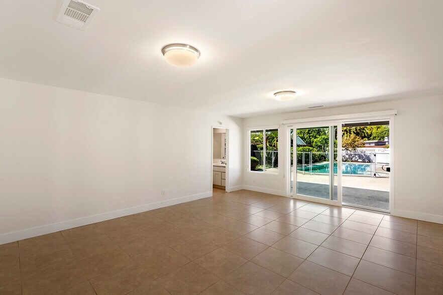 Building Photo - 1901 Altura Dr