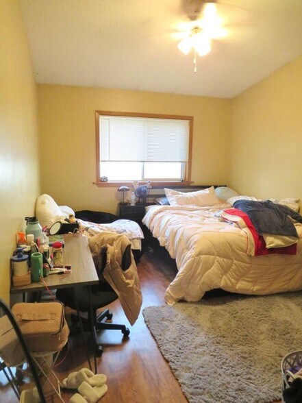 Building Photo - 1521 6th St E