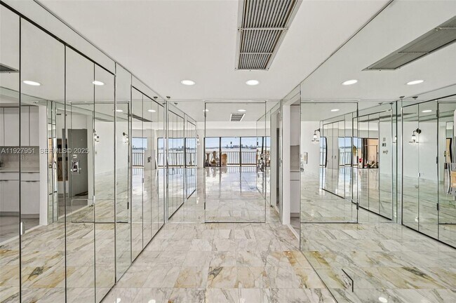 Building Photo - 1800 NE 114th St