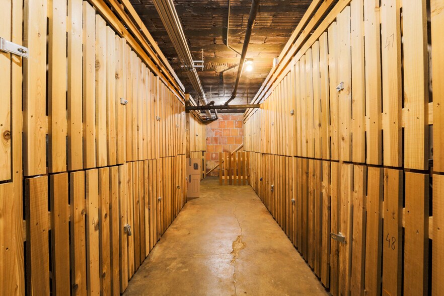 Building Photo - 511 W Belmont Ave