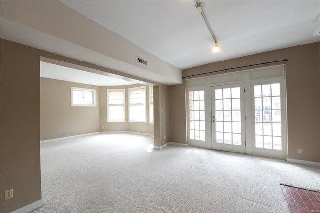 Building Photo - 5561 Waterman Blvd
