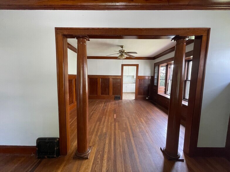 Dining room - 2654 E 130th St