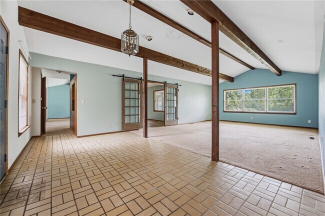 Building Photo - 315 E Fairway Ln