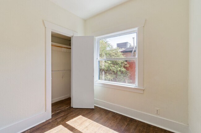 Building Photo - 1804 E 7th St
