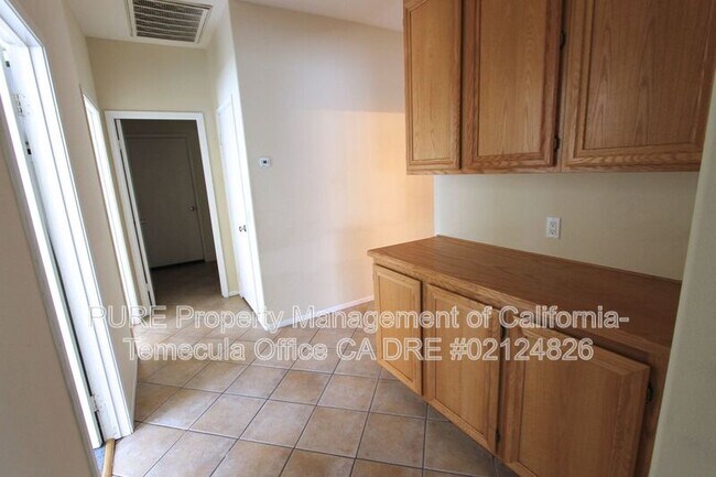 Building Photo - 40269 Miklich Dr