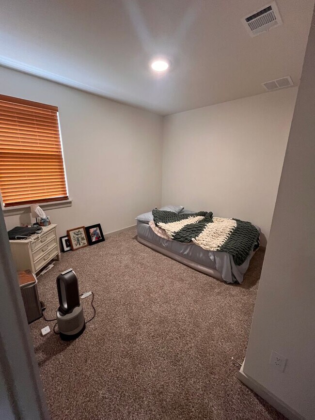 Building Photo - 3 bed 2 bath home off I-35