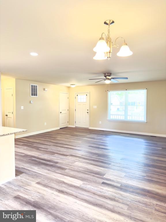 Building Photo - 65 Oak Ln