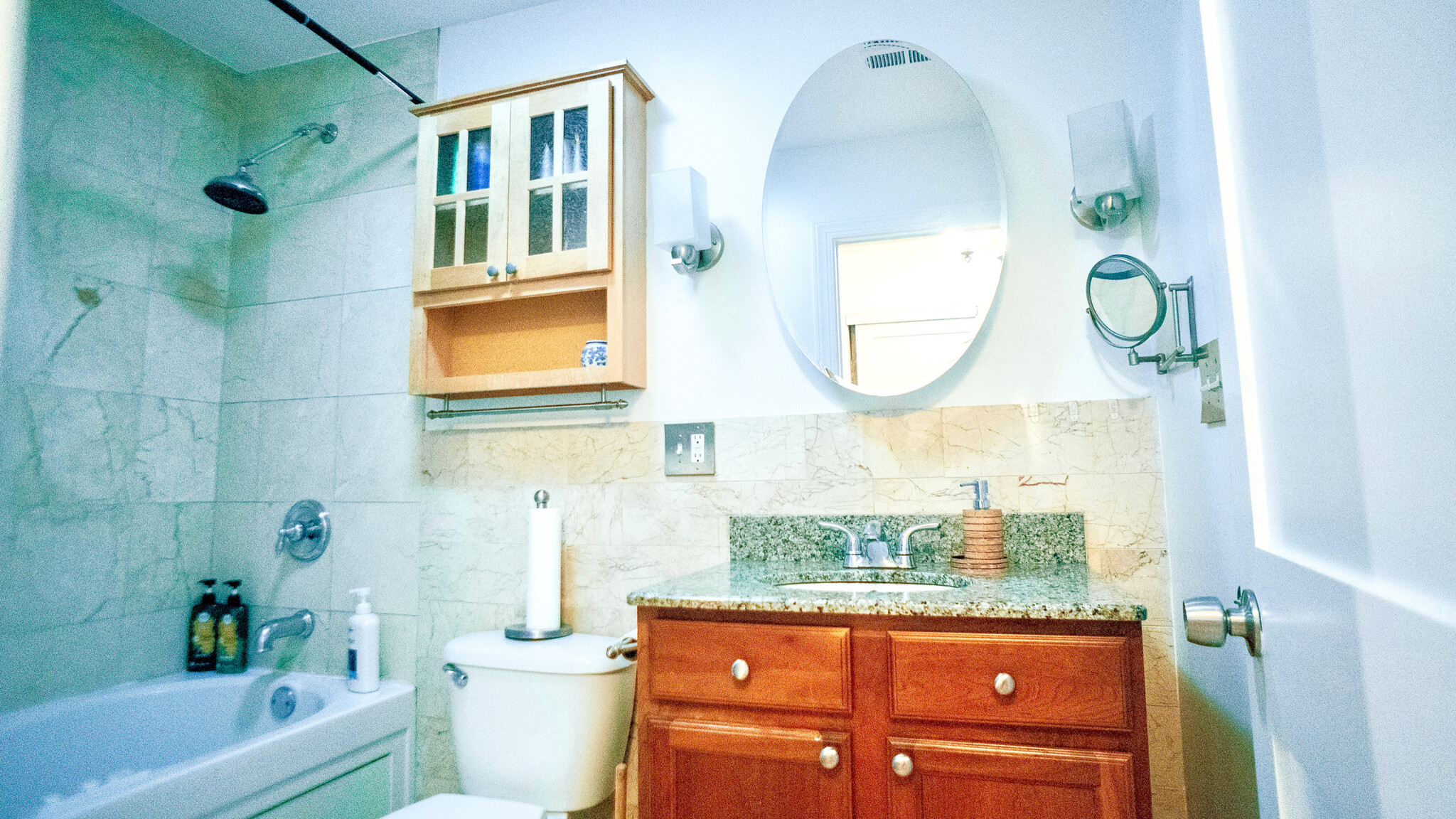 Bathroom with jacuzzi bathtub and marble finish - 6709 N Lakewood Ave