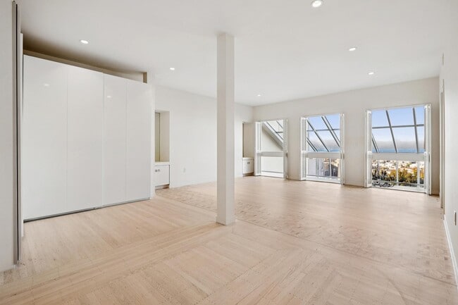 Building Photo - 2470 Broadway