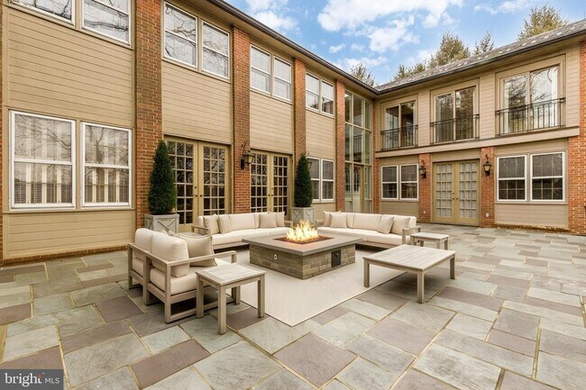 Building Photo - 221 Chain Bridge Rd