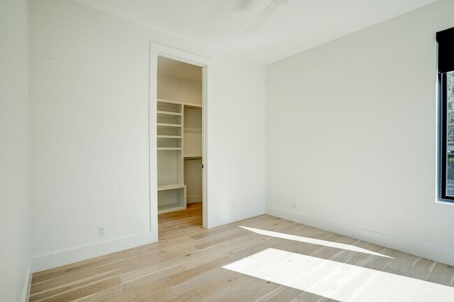 Building Photo - Spacious 3-Bedroom, 2.5-Bath Contemporary ...