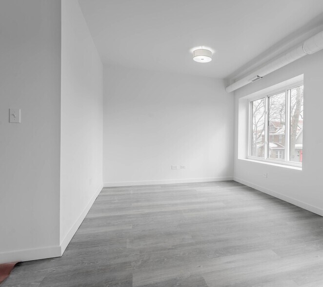 Building Photo - 1712 W Glenlake Ave