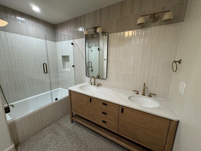Building Photo - 424 N Orange Dr