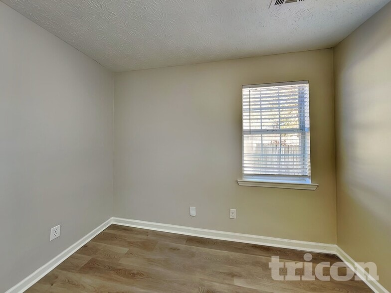 Building Photo - 1002 Mark Trail