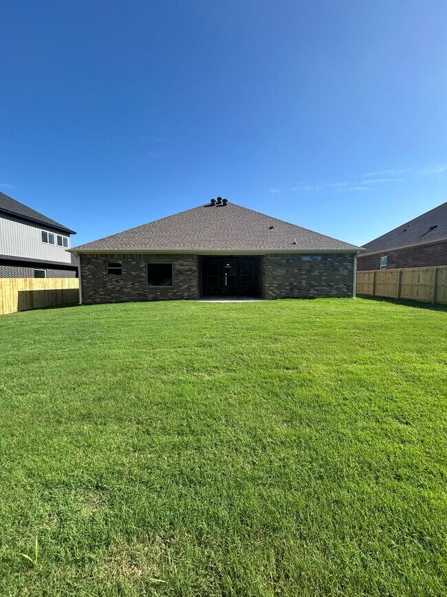 Building Photo - Beautiful Bentonville Home! 4 Bedrooms, 2 ...