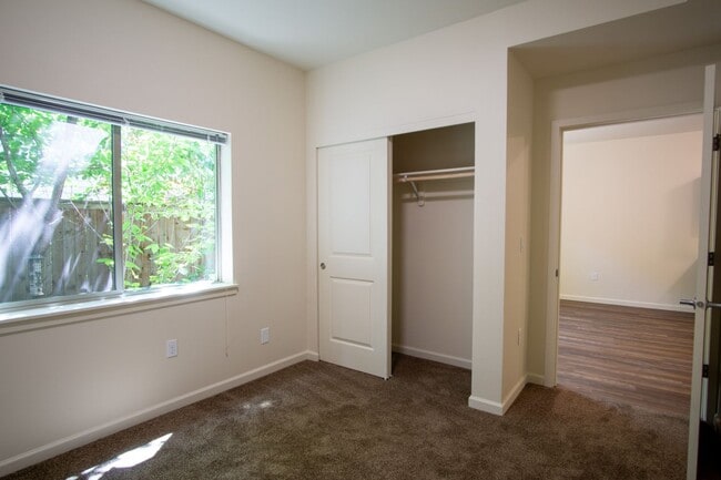 Building Photo - Great Modern 1 Bedroom in Sellwood w/ W&D + Private Patio