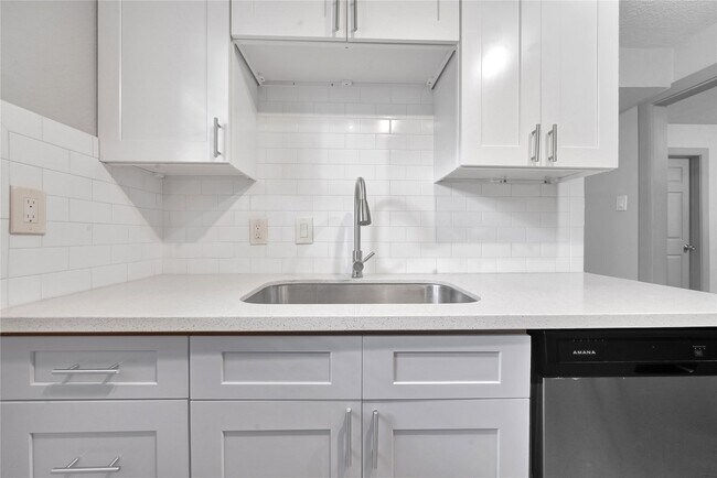 Building Photo - 2503 Delano St