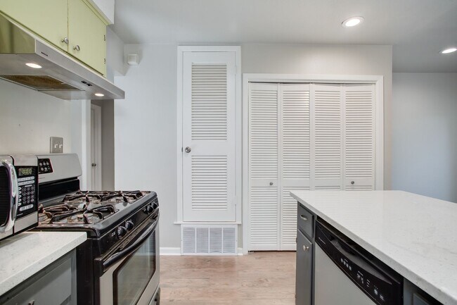 Building Photo - 2300 Trailside Dr