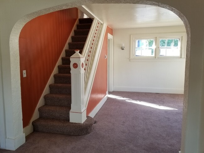 Building Photo - Updated 3 Bedroom House with 1st floor lau...