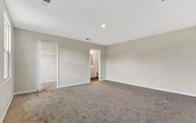 Building Photo - 8 Torrington Dr
