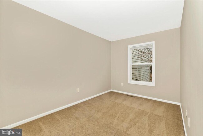 Building Photo - 584 Cotswold Ct