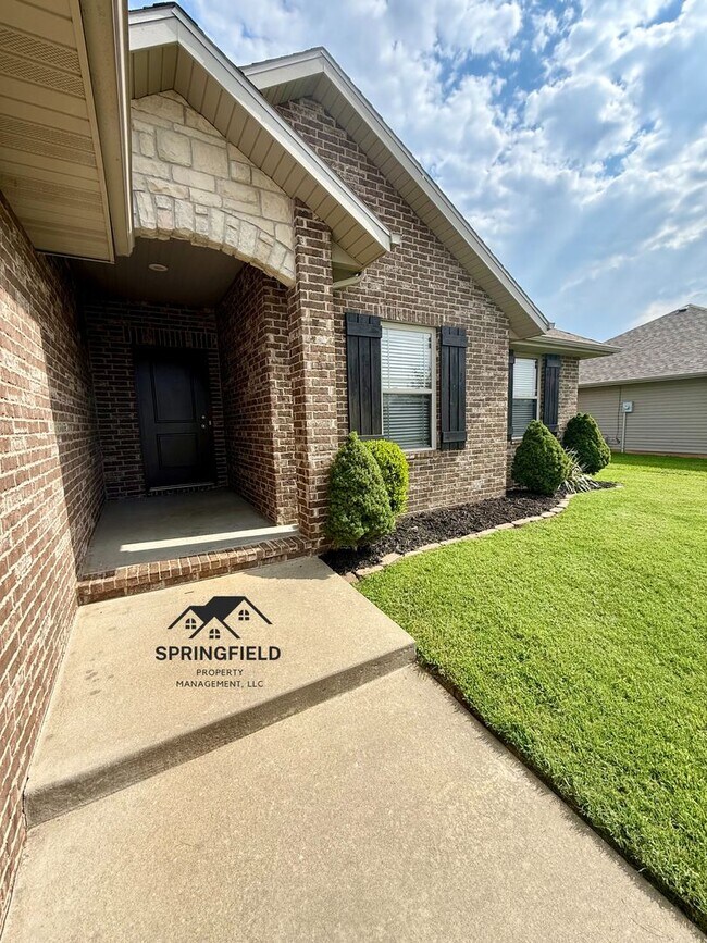 Building Photo - Bent Tree Subdivision - 4 Bedrooms w/ 3 Car Garage