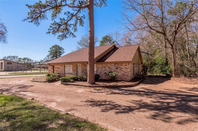 Building Photo - 2800 Lake Rd