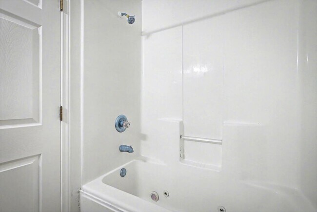 Building Photo - 1217 Clock St