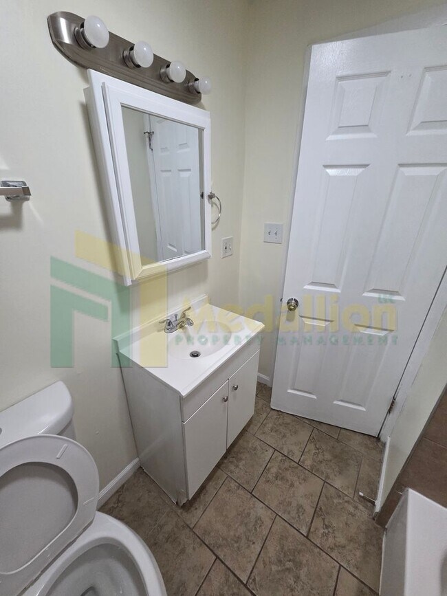 Building Photo - 9318 S Loomis St