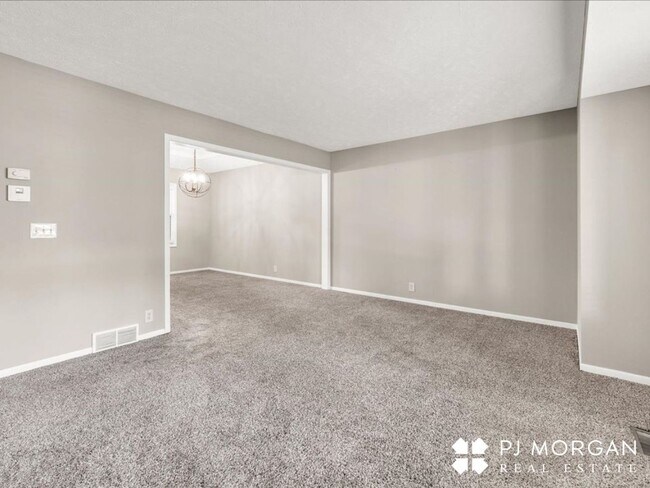 Building Photo - 3 bedroom 2 bath house in a great location!