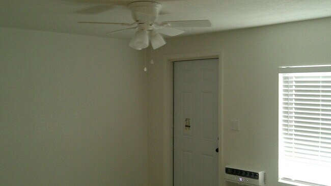 Building Photo - 900 W 9th St