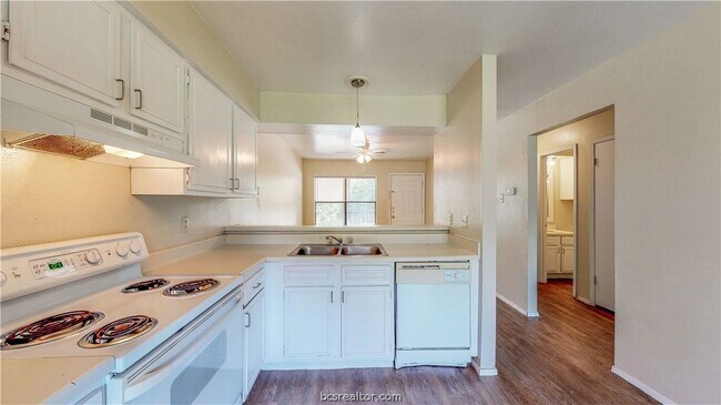 Building Photo - 303 Manuel Dr