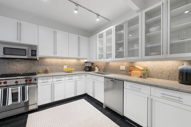 Building Photo - 252 7th Ave