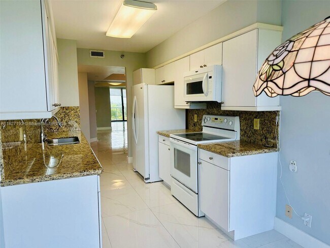Building Photo - 3640 Yacht Club Dr