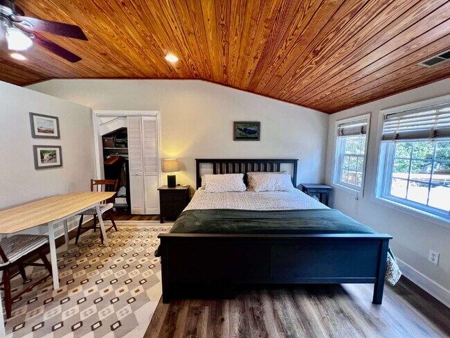 Building Photo - Love Where You Live in Lake Shores!