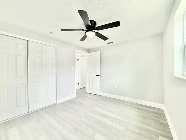 Building Photo - 3250 Coldwell Dr