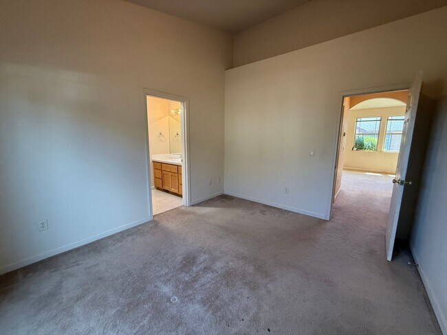 Building Photo - h826