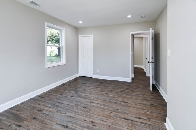 Building Photo - 4 Bedroom 2.5 Bathroom Open Floor Plan 3 S...