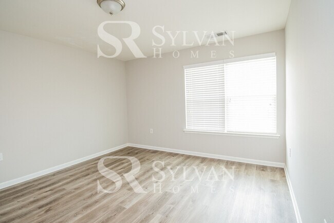 Building Photo - A must see 4-bedroom, 2.5 bath home in Oak Pointe.