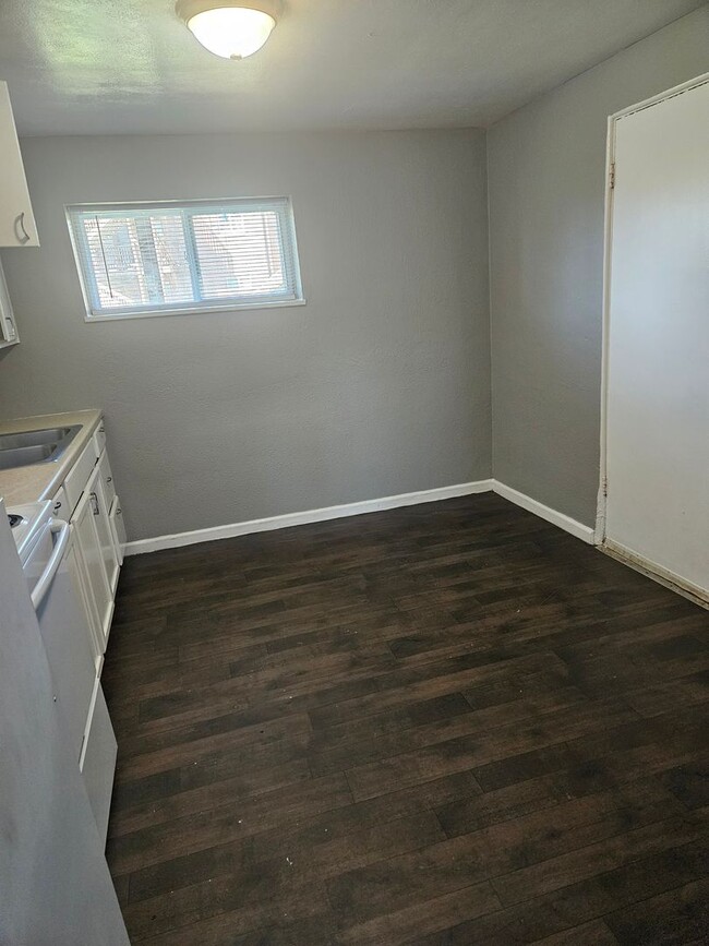 Building Photo - 1st floor apartment - PRICE DROP!!! $100 off