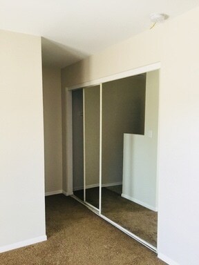 Building Photo - 2 bed 2 bath Town-home Gated  in Central Phoenix!