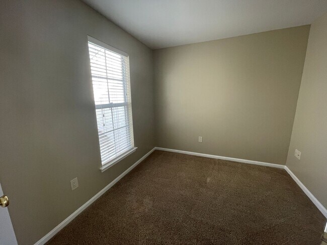 Building Photo - Beautiful 3 Bed 2.5 Bath Interior Townhome...