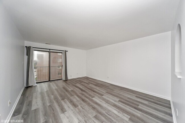 Building Photo - 960 S River Rd