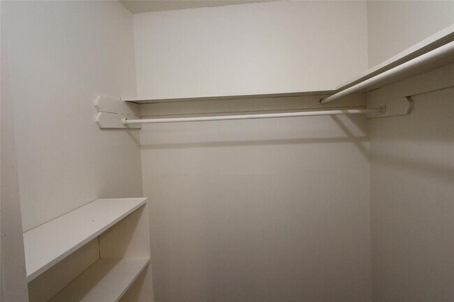 Building Photo - 112 NE 12th St